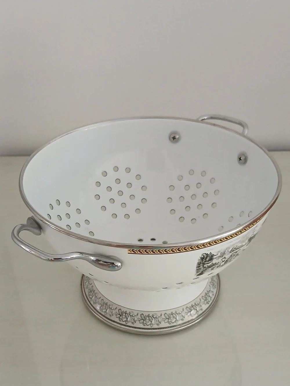 Villeroy & Boch AUDUN FERME Colander Enamel Black White Florals Pastoral Scene